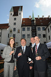 Frankenwein-Königin Anna Saum und Minister Helmut Brunnereröffneten am 10.07.2009 das Fränkische Weinfest (Foto. MIngrid Grossmann)